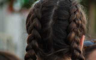 Jak zrobić warkocze holenderskie? Metody na wyjątkowy wygląd