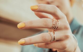 Jak zrobić paznokcie neonowe? Sposoby na jaskrawy manicure