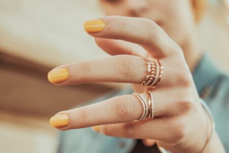 Jak zrobić paznokcie neonowe? Sposoby na jaskrawy manicure