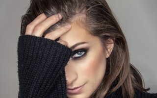 Jak zrobić makijaż smokey eye? Techniki na kuszące oczy
