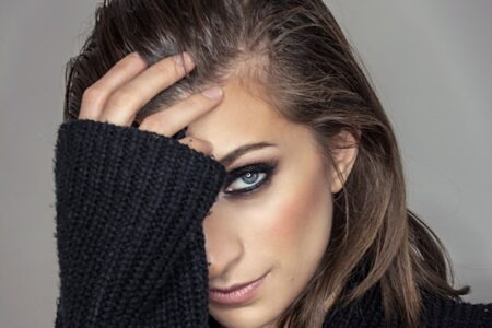 Jak zrobić makijaż smokey eye? Techniki na kuszące oczy