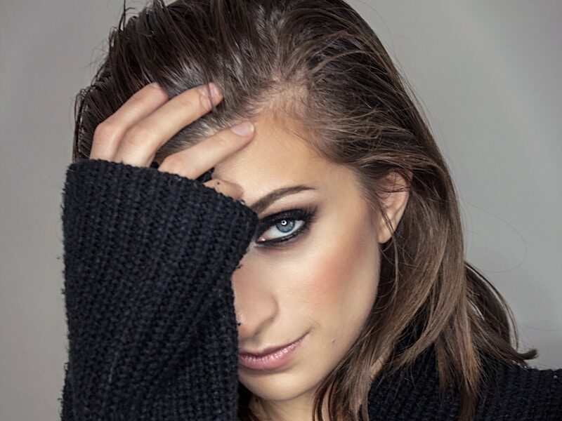 Jak zrobić makijaż smokey eye? Techniki na kuszące oczy
