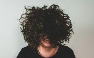 Pielęgnacja włosów kręconych: Sekrety pięknych loków