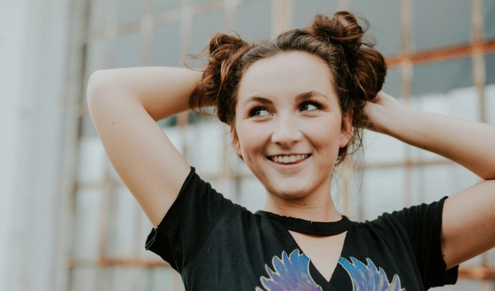Jak zrobić fryzurę "space buns"? Poradnik na kokówki w kosmicznym stylu