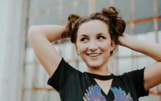 Jak zrobić fryzurę "space buns"? Poradnik na kokówki w kosmicznym stylu