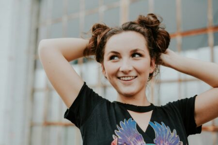 Jak zrobić fryzurę "space buns"? Poradnik na kokówki w kosmicznym stylu