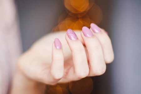 Jak zrobić paznokcie szklane? Poradnik na przezroczysty manicure