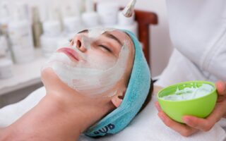 Jak zrobić peeling enzymatyczny? Przewodnik po łagodnym złuszczaniu