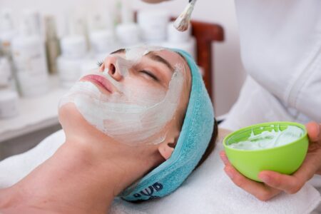 Jak zrobić peeling enzymatyczny? Przewodnik po łagodnym złuszczaniu