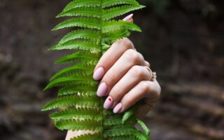 Jak zrobić manicure żelowy? Porady na długotrwały efekt