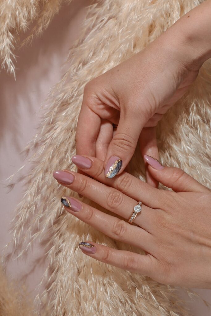 Nakładanie bazy: Manicure krok po kroku: Jak zrobić profesjonalny manicure w domu