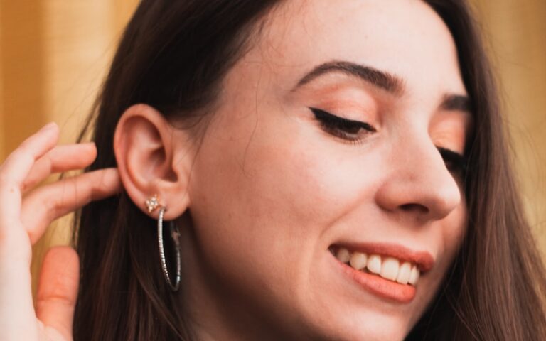 Jak zrobić kreskę na oku? Metody na idealny eyeliner