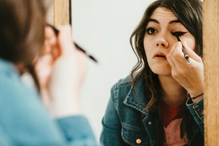 Jak zrobić kreskę eyelinerem? Krok po kroku do idealnej linii