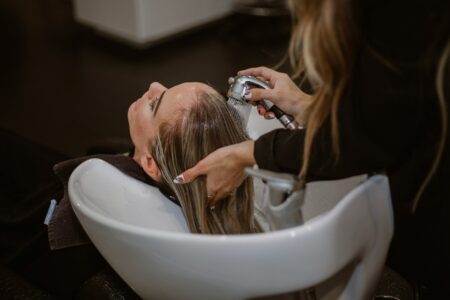 Jak prawidłowo myć włosy: Przewodnik krok po kroku