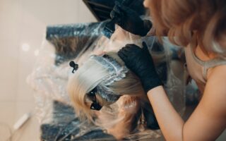 Jak dbać o włosy farbowane: Porady i triki