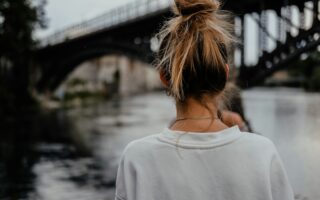 Jak zrobić koka? Odkryj najlepsze metody na elegancki upięcie