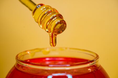 Jak zrobić peeling z miodu? Sposoby na nawilżającą eksfoliację