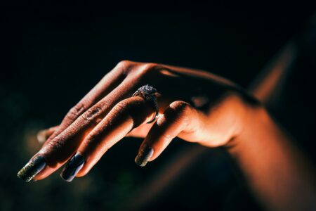 Jak zrobić paznokcie ombre? Metody na gradientowy manicure