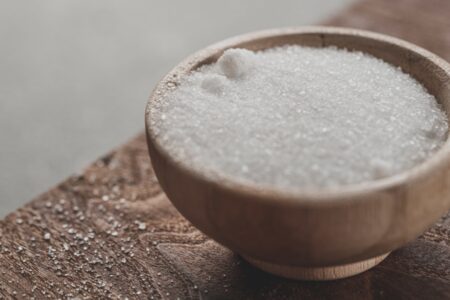 Jak zrobić cukrowy peeling? Metody na słodkie złuszczanie