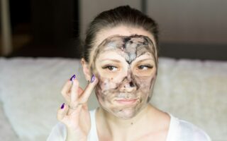 Jak zrobić peeling? Sprawdź nasz przewodnik po rodzajach peelingu