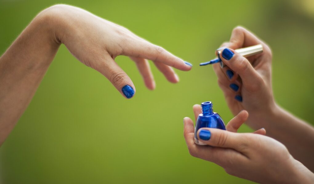 Jak zrobić wzorki na paznokciach hybryda? Przepis na idealny manicure hybrydowy