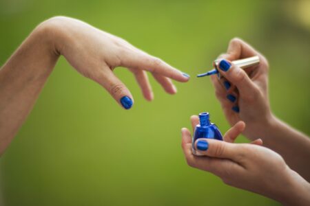 Jak zrobić wzorki na paznokciach hybryda? Przepis na idealny manicure hybrydowy