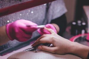 Najczęstsze błędy przy tworzeniu tunelu paznokcia