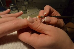 Przygotowanie paznokci przed aplikacją tipsów