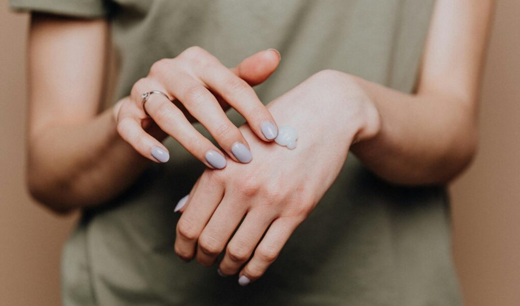 Jak zrobić sweterek na paznokciach bez hybrydy? Proste kroki do modnego manicure w domu