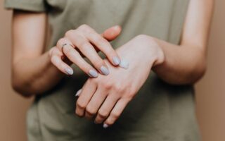 Jak zrobić sweterek na paznokciach bez hybrydy? Proste kroki do modnego manicure w domu