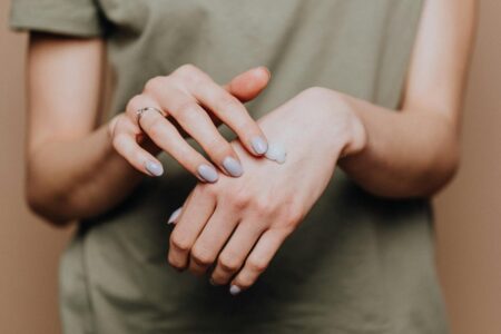 Jak zrobić sweterek na paznokciach bez hybrydy? Proste kroki do modnego manicure w domu