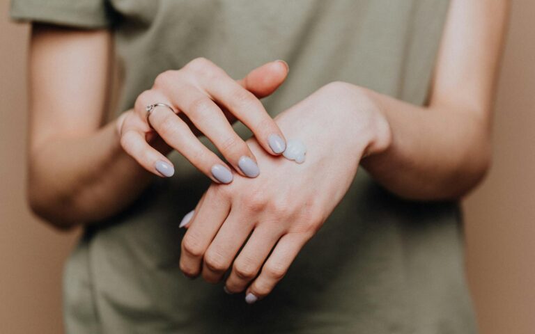 Jak zrobić sweterek na paznokciach bez hybrydy? Proste kroki do modnego manicure w domu
