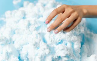 Białe ombre na paznokciach - jak zrobić? Prosty poradnik wielbicielek manicure