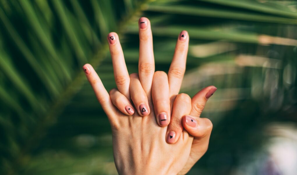 Jak zrobić różne wzorki na paznokciach? Praktyczny poradnik dla miłośniczek nail art