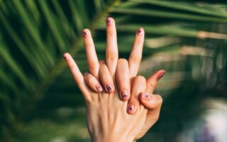 Jak zrobić różne wzorki na paznokciach? Praktyczny poradnik dla miłośniczek nail art