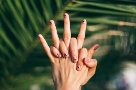 Jak zrobić różne wzorki na paznokciach? Praktyczny poradnik dla miłośniczek nail art