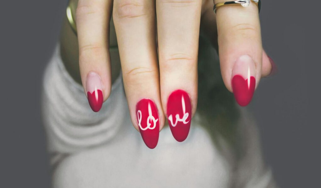 Jak zrobić serduszka na paznokciach? Proste triki dla romantycznego manicure