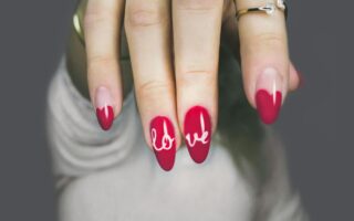 Jak zrobić serduszka na paznokciach? Proste triki dla romantycznego manicure