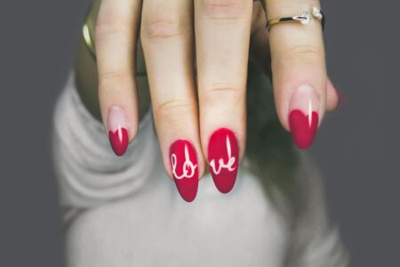 Jak zrobić serduszka na paznokciach? Proste triki dla romantycznego manicure