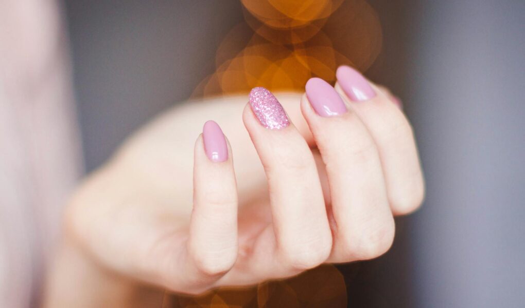 Jak zrobić welurowe paznokcie? Poradnik dla miłośniczek aksamitnego manicure