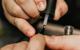 Jak zrobić przezroczysty lakier do paznokci? Twój domowy przepis na idealny top coat!