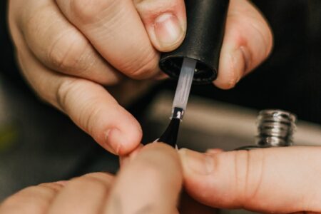 Jak zrobić przezroczysty lakier do paznokci? Twój domowy przepis na idealny top coat!