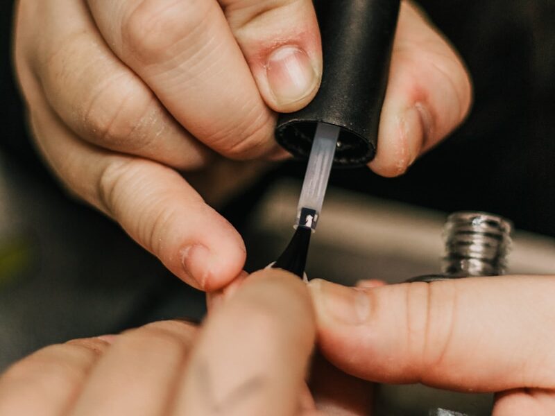 Jak zrobić przezroczysty lakier do paznokci? Twój domowy przepis na idealny top coat!