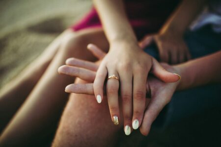 Paznokcie ombre białe jak zrobić? Prosty sposób na modny manicure