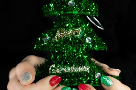 Jak zrobić świąteczne ozdoby na paznokcie? Krok po kroku do magicznego manicure!
