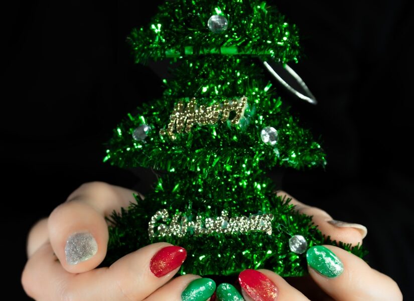 Jak zrobić świąteczne ozdoby na paznokcie? Krok po kroku do magicznego manicure!