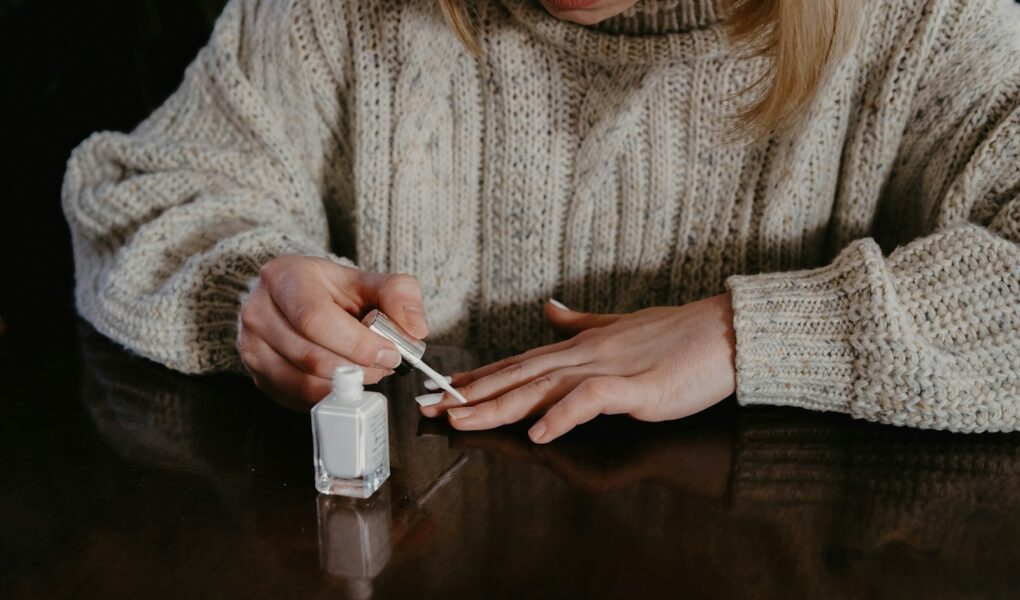 Jak zrobić syrenkę na paznokciach? Krok po kroku do morskiego manicure!