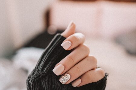Jak zrobić wzorki na paznokciach stempelkiem? Krok po kroku do mistrzostwa w nail art!