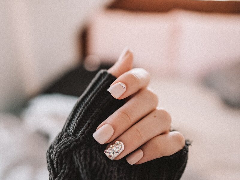 Jak zrobić wzorki na paznokciach stempelkiem? Krok po kroku do mistrzostwa w nail art!