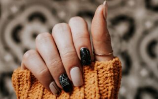 Jak zrobić sweterek na paznokciach hybryda? Krok po kroku do idealnego manicure!